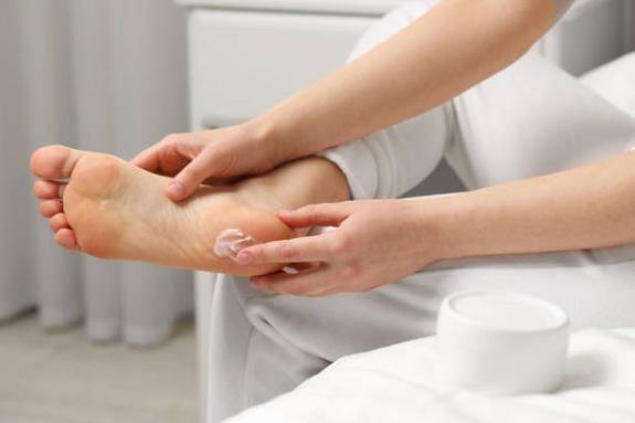 Quels produits utilise un podologue pour les soins des pieds ?